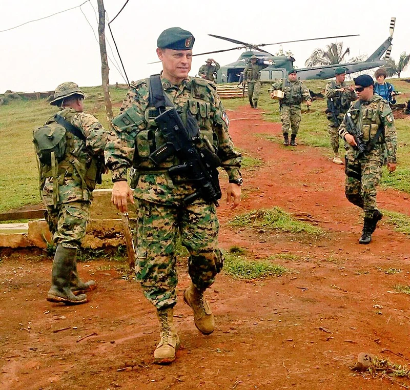 El entonces comisionado Frank Ábrego Mendoza, director general del SENAFRONT durante una operación militar contra de los grupos guerrilleros colombianos en la selva del Darién. Foto: SENAFRONT